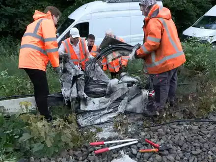 In Neu Wulmstorf brannte ein Verteilerkasten der Deutschen Bahn, die Polizei geht von Brandstiftung aus. - Foto: Sebastian Peters/NEWS5/dpa