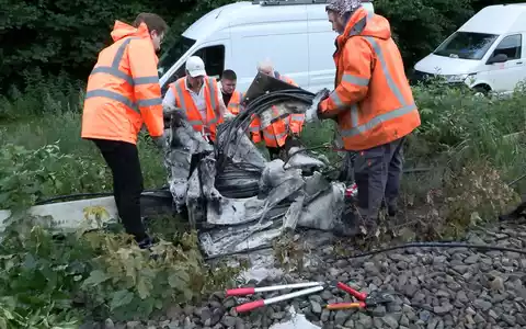 In Neu Wulmstorf brannte ein Verteilerkasten der Deutschen Bahn, die Polizei geht von Brandstiftung aus. - Foto: Sebastian Peters/NEWS5/dpa