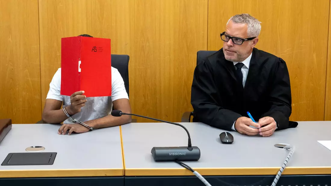 Vor Gericht räumte der Mann die Tat ein. - Bild: Stefan Puchner/dpa