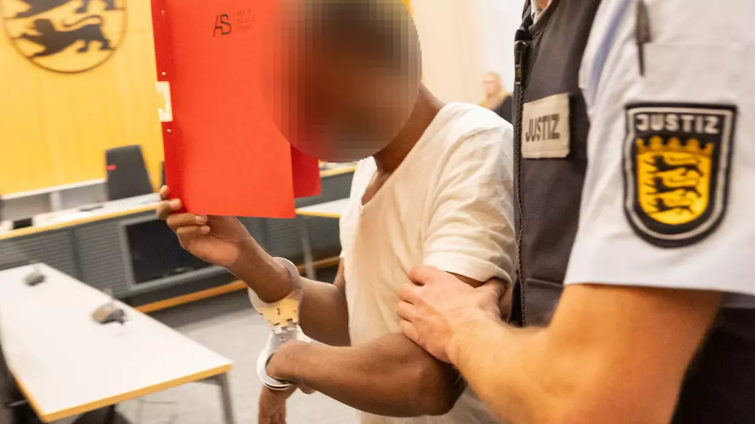 Laut Anklage hat der Eritreer den Angestellten angegriffen, weil er schlechte Erfahrungen mit Mobiltelefonverkäufern gemacht hat.  - Bild: Stefan Puchner/dpa