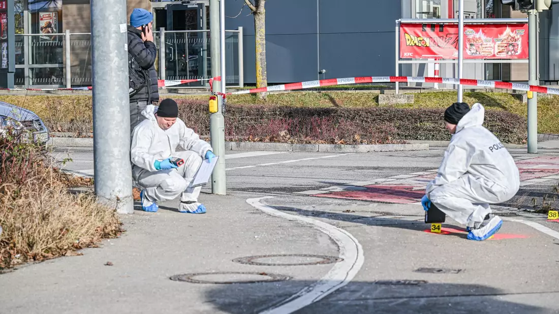 Angeklagt ist der Mann wegen versuchten Mordes. (Archivbild) - Bild: Jason Tschepljakow/dpa