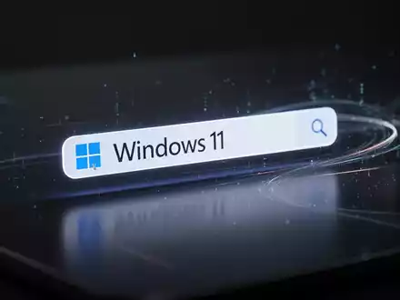Nahaufnahme einer leuchtenden Windows 11-Suchleiste auf einem dunklen, reflektierenden Desktop, die eine optimierte und effiziente Suche symbolisiert. - Foto: über boerse-global.de