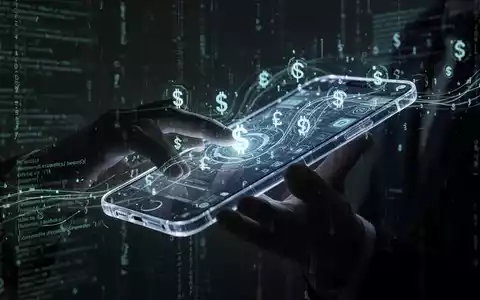 Eine schattenhafte Hand interagiert mit einem leuchtenden Smartphone, das digitale Währung und Code anzeigt, was mobile Malware und Diebstahl symbolisiert. - Foto: über boerse-global.de