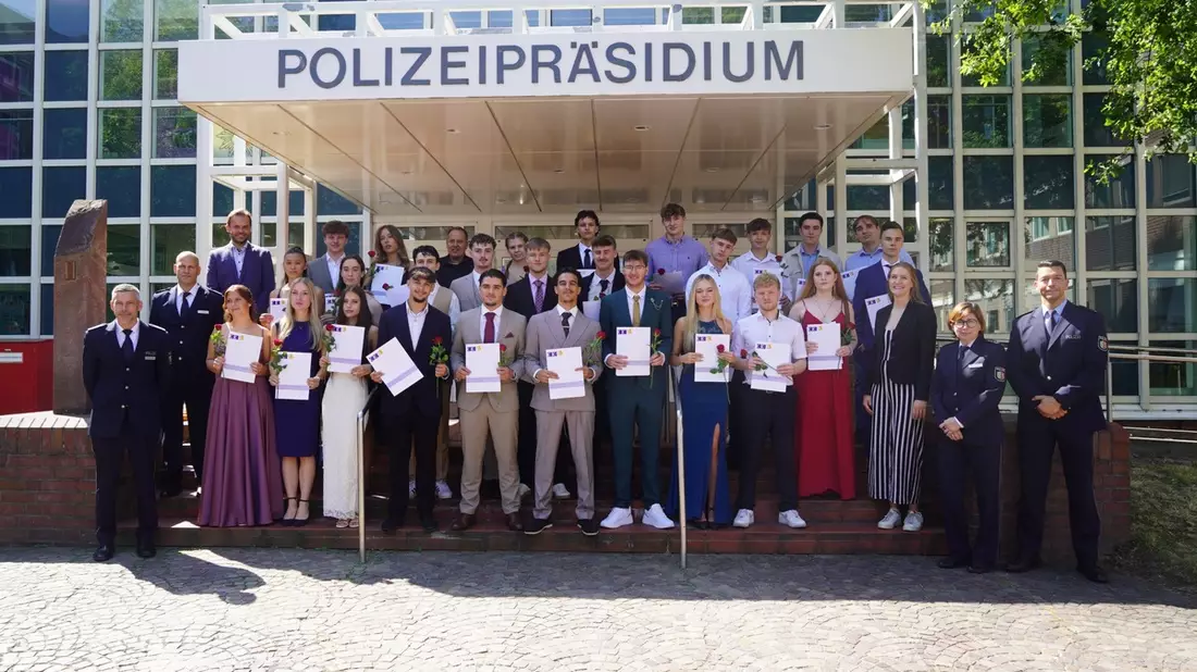 POL-DO: 54 Absolventinnen und Absolventen der FOS Polizei erhalten Abiturzeugnis - Konzept der Nachwuchsgewinnung geht auf - Bild: presseportal.de