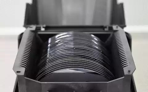 Wafer sind Zwischenprodukte der Halbleiterproduktion. (Symbolbild) - Foto: David Hammersen/dpa