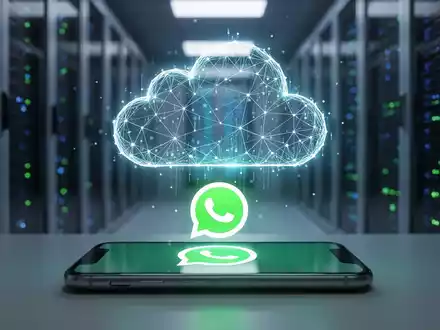 Leuchtendes digitales Wolkensymbol über einem Smartphone mit WhatsApp-Logo, abstrakte Server-Racks im Hintergrund. - Foto: über boerse-global.de