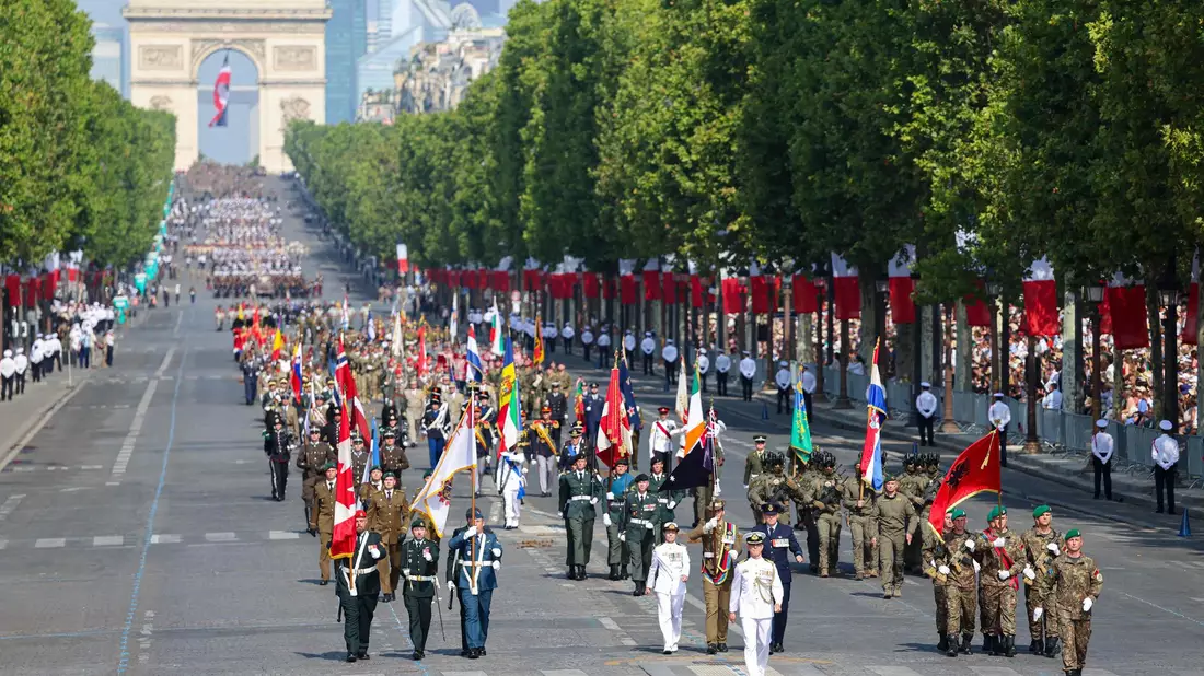 Soldaten aus Partnerstaaten der Koalition der Willigen haben die Militärparade zum französischen Nationalfeiertag in Paris angeführt. - Bild: Ludovic Marin/AFP/dpa