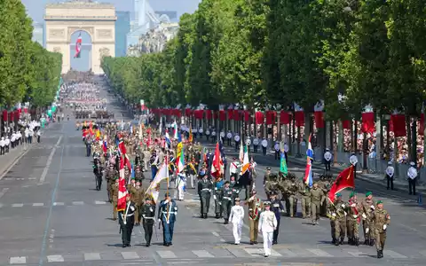 Soldaten aus Partnerstaaten der Koalition der Willigen haben die Militärparade zum französischen Nationalfeiertag in Paris angeführt. - Foto: Ludovic Marin/AFP/dpa