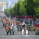 Soldaten aus Partnerstaaten der Koalition der Willigen haben die Militärparade zum französischen Nationalfeiertag in Paris angeführt. - Bild: Ludovic Marin/AFP/dpa