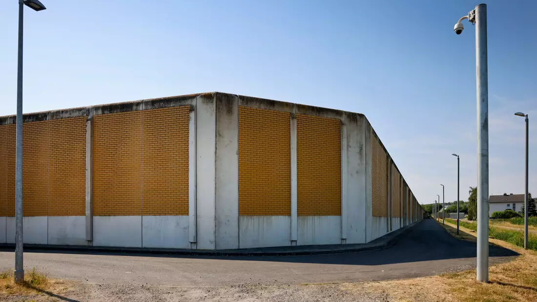 Die verbotenen Gegenstände waren den Gefängnismitarbeitern laut den Ermittlungen draußen von Angehörigen oder Freunden übergeben worden. - Bild: Thomas Banneyer/dpa