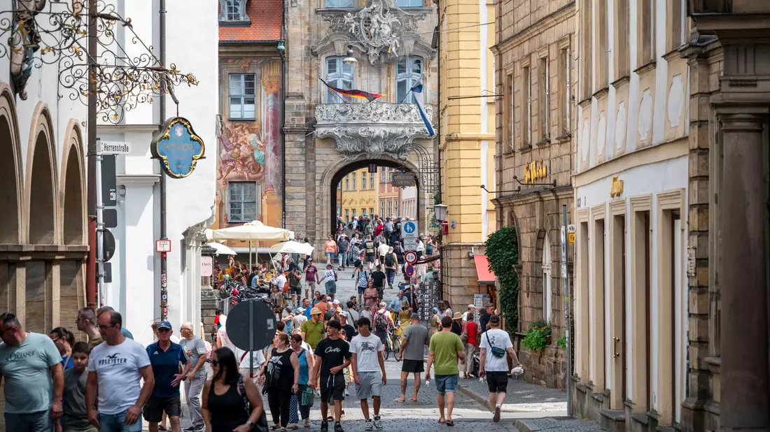 Viele Menschen zieht es zum Einkaufen nicht mehr so oft in die Innenstädte. - Bild: Daniel Vogl/dpa