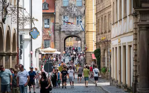Viele Menschen zieht es zum Einkaufen nicht mehr so oft in die Innenstädte. - Foto: Daniel Vogl/dpa