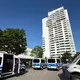 Seit dem Morgen führt die Polizei einen Großeinsatz in einem Hochhaus im Kieler Stadtteil Mettenhof durch, aus dem ein Pflasterstein auf einen Streifenwagen geworfen worden ist. - Bild: Bodo Marks/dpa