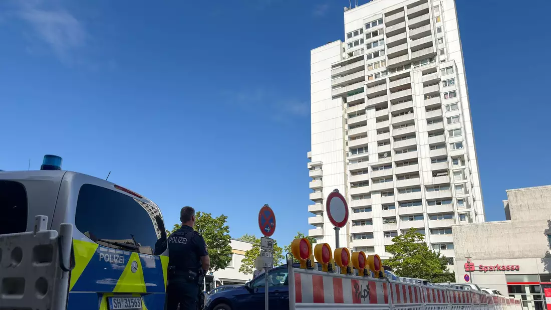 In einem Kieler Hochhaus haben Einsatzkräfte eine DNA-Reihenuntersuchung vorgenommen. - Bild: Bodo Marks/dpa