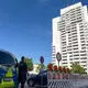 In einem Kieler Hochhaus haben Einsatzkräfte eine DNA-Reihenuntersuchung vorgenommen. - Bild: Bodo Marks/dpa