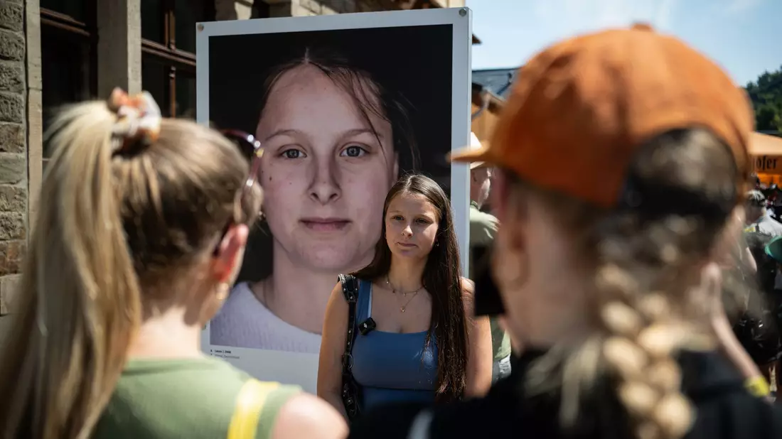 Die Ausstellung zeigt Porträts von Menschen aus der Region - und auf ihre Hoffnungen für die Zukunft. - Bild: Hannes P. Albert/dpa