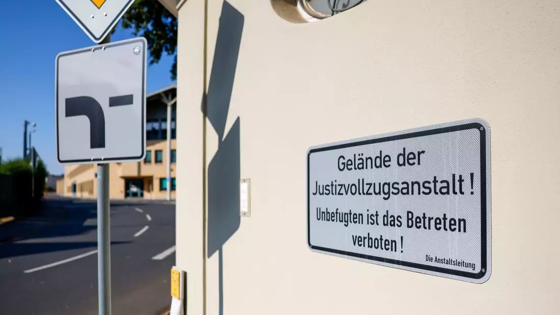 Die Polizei suchte die Polizei nach Beweismitteln wie Handys und Schriftstücken. - Bild: Thomas Banneyer/dpa