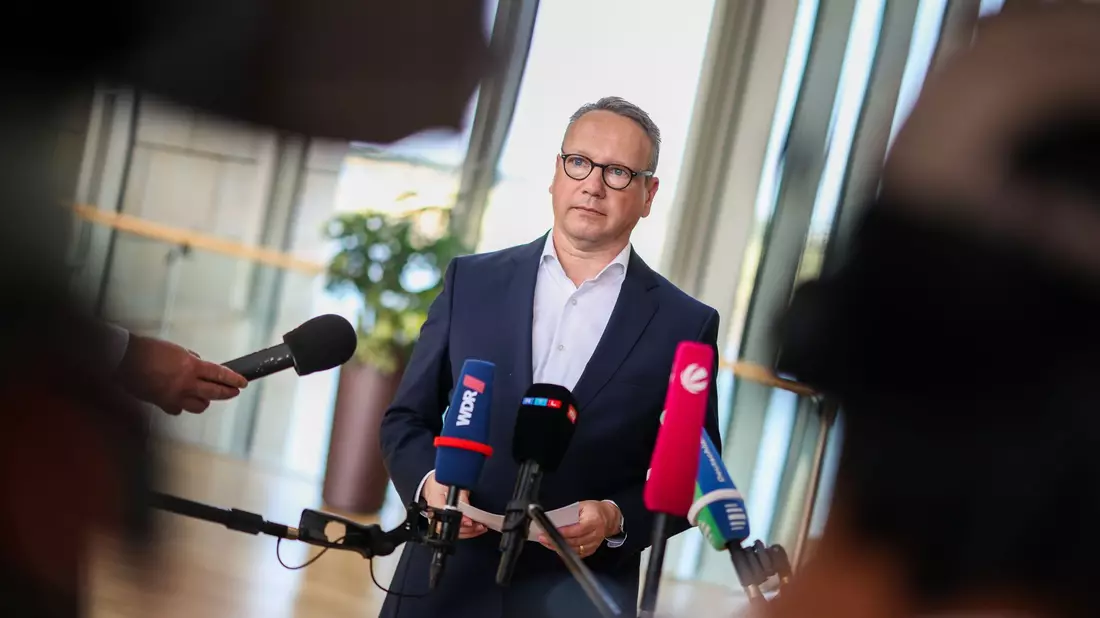 Justizminister Benjamin Limbach (Grüne) spricht am Dienstag im Landtag vor Journalisten - Bild: Christoph Reichwein/dpa