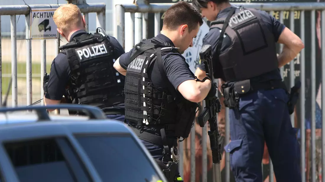 Mit einem Großaufgebot hatten die Einsatzkräfte erst den Pfleger gerettet und dann den entflohenen Tiger erschossen. (Archivbild) - Bild: -/EHL Media/dpa
