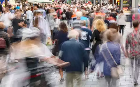 Ein Bericht der EU zeigt, dass deren Bevölkerung altern und schrumpfen wird. (Symbolbild) - Foto: Jan Woitas/dpa