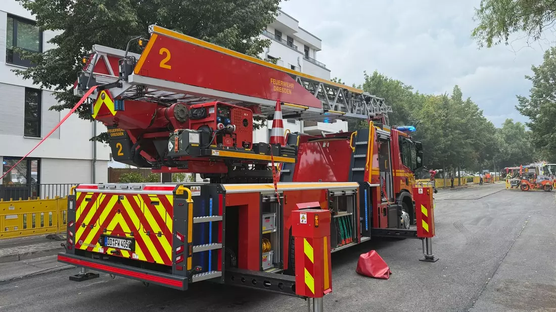 FW Dresden: Brand in Wohn- und Geschäftshaus - Feuerwehr bekämpft Brand unter schwierigen Bedingungen - Bild: presseportal.de