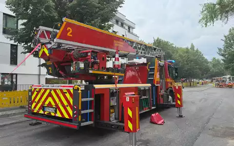 FW Dresden: Brand in Wohn- und Geschäftshaus - Feuerwehr bekämpft Brand unter schwierigen Bedingungen - Foto: presseportal.de