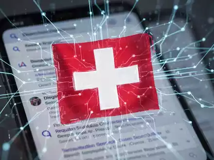 Schweizer Flagge mit digitalen Netzlinien, Symbol für Daten und Regulierung, und einem verschwommenen Smartphone-Bildschirm im Hintergrund. - Foto: über boerse-global.de