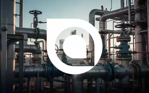 Industrielle Rohre und Ventile in einer chemischen Produktionsanlage, die Investitionen und Wachstum im Sektor darstellt. - Foto: über boerse-global.de