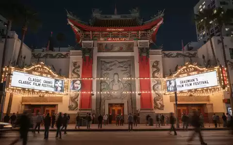 Das Grauman's Chinese Theatre in Hollywood bei Nacht, mit leuchtendem Festivallogo und klassischer Architektur. - Foto: über boerse-global.de