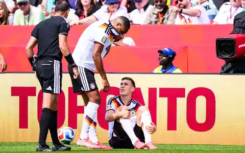 Nico Schlotterbeck verletzte sich beim 2:1 gegen die Elfenbeinküste bei der WM (Archivbild) - Foto: Tom Weller/dpa