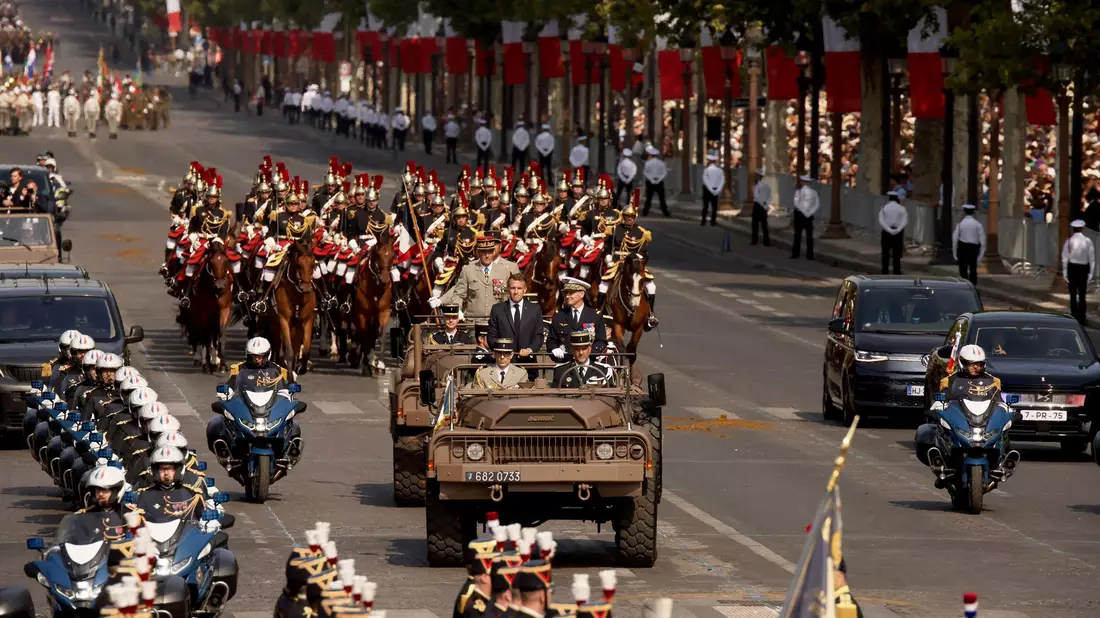 Truppen der Länder der Koalition der Willigen führten die Militärparade zum französischen Nationalfeiertag an. - Bild: Thomas Padilla/AP/dpa