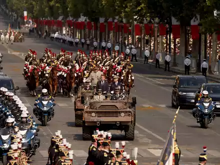 Truppen der Länder der Koalition der Willigen führten die Militärparade zum französischen Nationalfeiertag an. - Foto: Thomas Padilla/AP/dpa