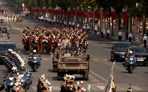 Truppen der Länder der Koalition der Willigen führten die Militärparade zum französischen Nationalfeiertag an. - Foto: Thomas Padilla/AP/dpa