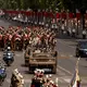 Truppen der Länder der Koalition der Willigen führten die Militärparade zum französischen Nationalfeiertag an. - Bild: Thomas Padilla/AP/dpa