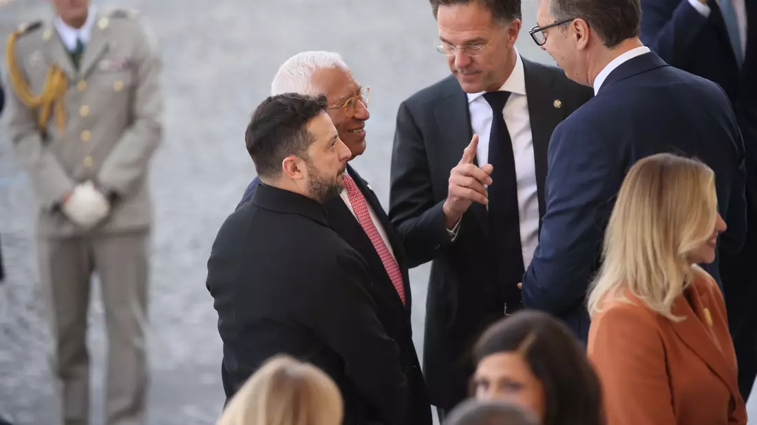 Dutzende Staats- und Regierungschefs saßen gemeinsam mit dem ukrainischen Präsidenten Wolodymyr Selenskyj auf der Ehrentribüne der Pariser Parade. - Bild: Thomas Padilla/AP/dpa