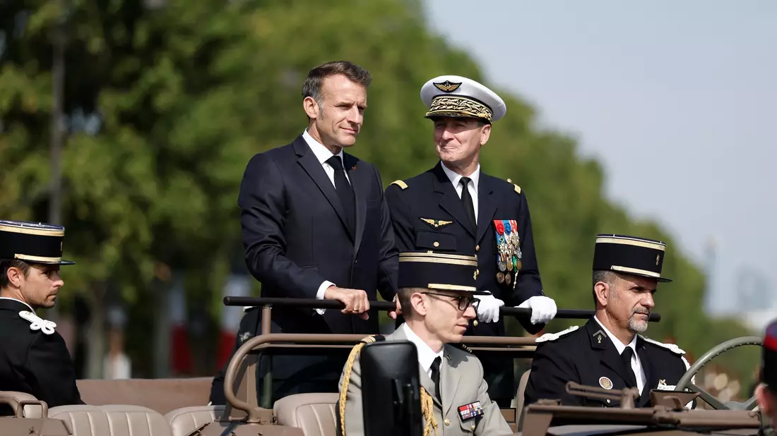 Präsident Macron nahm zum Ende seiner zweiten Amtszeit die Parade zum Nationalfeiertag zum zehnten und letzten Mal ab. - Bild: Benoit Tessier/Pool Reuters via AP/dpa