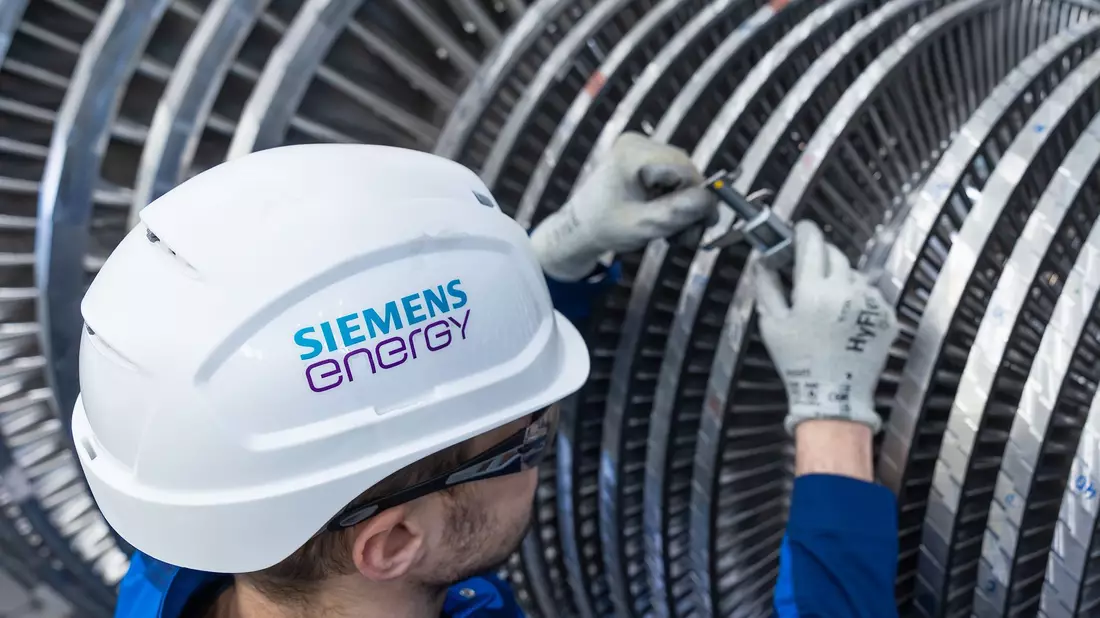 Dieser Mitarbeiter braucht einen neuen Helm: Siemens Energy ändert seinen Namen. (Archivbild) - Bild: Jürgen Lösel/dpa