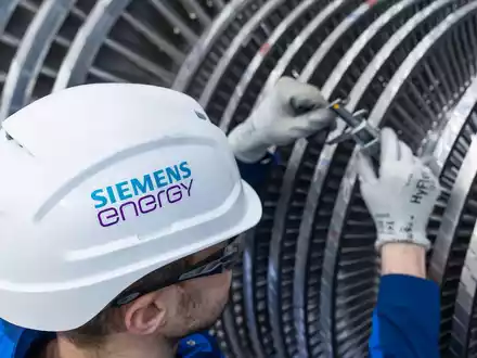 Dieser Mitarbeiter braucht einen neuen Helm: Siemens Energy ändert seinen Namen. (Archivbild) - Foto: Jürgen Lösel/dpa
