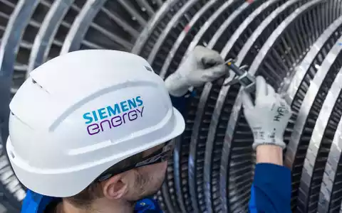 Dieser Mitarbeiter braucht einen neuen Helm: Siemens Energy ändert seinen Namen. (Archivbild) - Foto: Jürgen Lösel/dpa