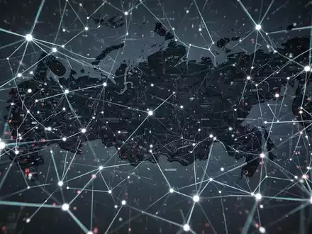 Abstraktes digitales Netzwerk mit leuchtenden Linien und Knoten über einer dunklen, fragmentierten Russlandkarte, symbolisiert digitale Störung. - Foto: über boerse-global.de