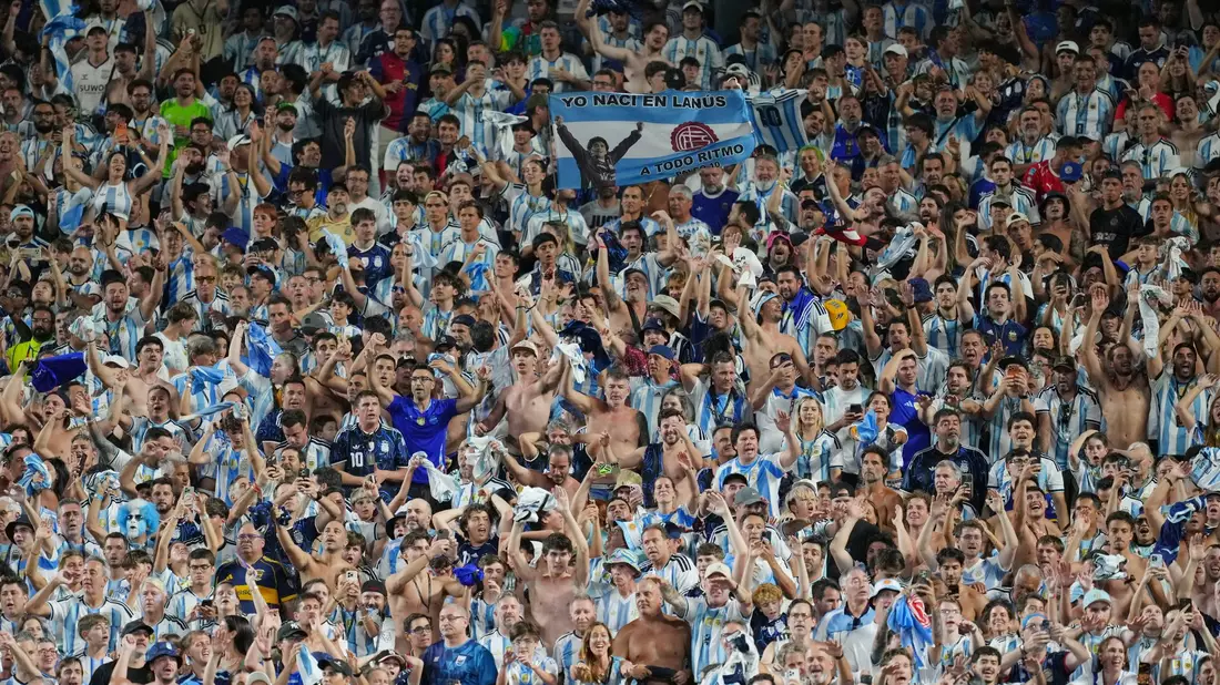 Fußball als Erziehungsmaßnahme?: Argentinien versucht es mit Stadionverboten für säumige Zahler. - Bild: Ed Zurga/AP/dpa