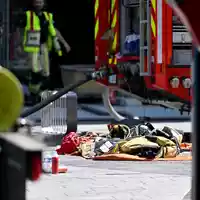 Rettungskräfte brachten mindestens zwei Menschen nach dem Brand mit Verbrennungen in ein Krankenhaus.  - Foto: Emile Windal/Belga/dpa