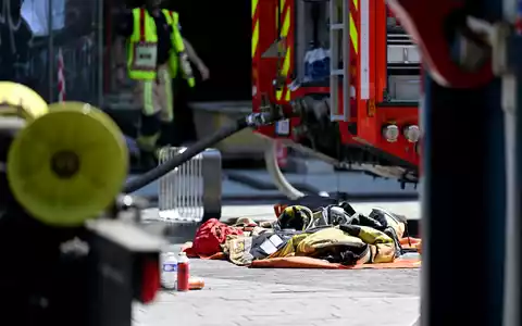 Rettungskräfte brachten mindestens zwei Menschen nach dem Brand mit Verbrennungen in ein Krankenhaus.  - Foto: Emile Windal/Belga/dpa