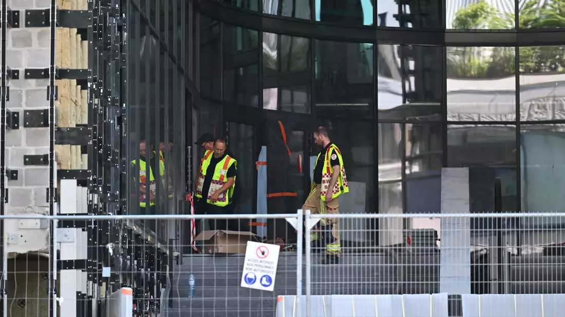 Das Gebäude, in dem der Brand ausgebrochen war, befand sich im Umbau.  - Bild: Emile Windal/Belga/dpa