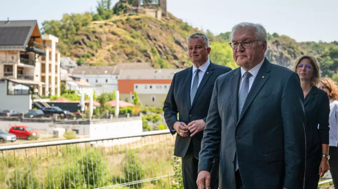 Steinmeier würdigt die Solidarität im und für das Ahrtal.  - Bild: Hannes P. Albert/dpa