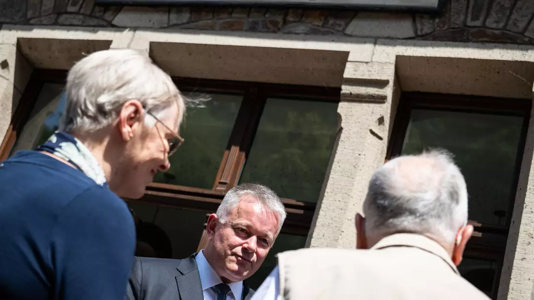 Schnieder im Gespräch im Ahrtal. Als die Flut kam, war er noch nicht Ministerpräsident.  - Bild: Hannes P. Albert/dpa