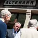 Schnieder im Gespräch im Ahrtal. Als die Flut kam, war er noch nicht Ministerpräsident.  - Bild: Hannes P. Albert/dpa