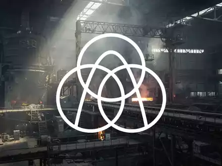 Eine abstrakte, atmosphärische Szene, die die Stahlindustrie darstellt, mit einem großen, dunklen Industriegelände und gedämpften Farben. - Foto: über boerse-global.de