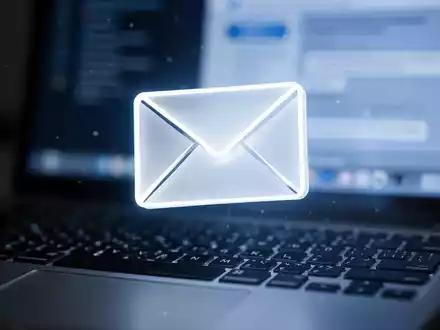 Leuchtendes digitales E-Mail-Symbol über verschwommener Tastatur, symbolisiert E-Mail-Rückruf und digitale Kommunikation. - Foto: über boerse-global.de