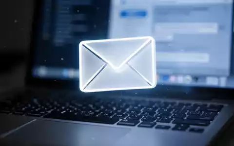 Leuchtendes digitales E-Mail-Symbol über verschwommener Tastatur, symbolisiert E-Mail-Rückruf und digitale Kommunikation. - Foto: über boerse-global.de
